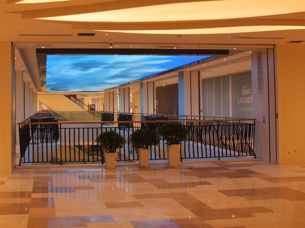 南京國際廣場沿街商業(yè)led室內(nèi)全彩顯示屏