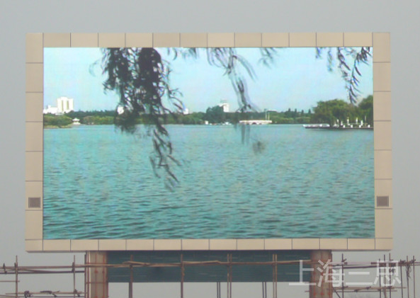 LED顯示屏的黑燈白燈對(duì)比