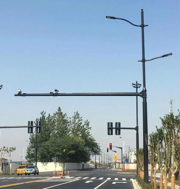進(jìn)博會周邊多桿合一路燈