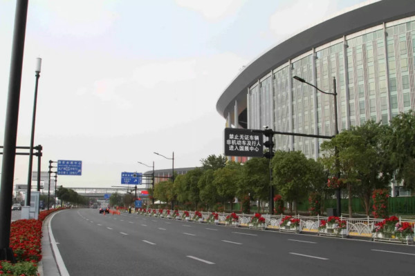 進(jìn)口博覽會周邊道路多桿合一路燈