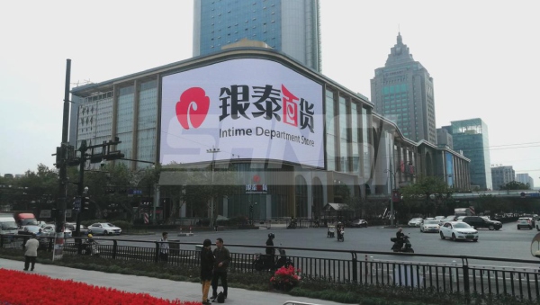 三思承建的總面積高達1008㎡的商業弧形大屏