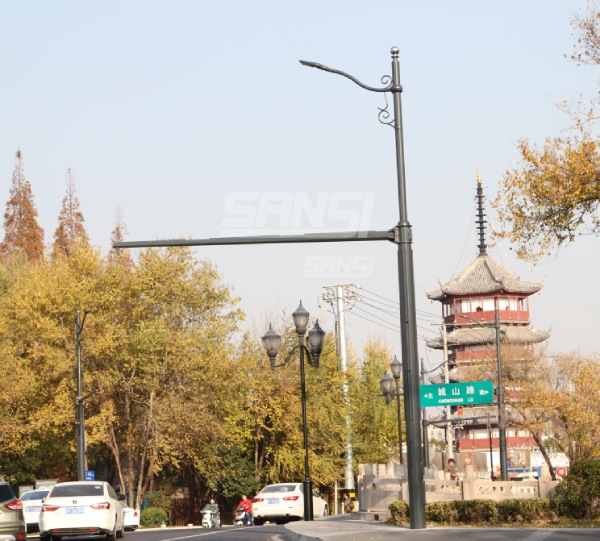 南通市區多桿合一:照明、監控合桿(上海三思供應)