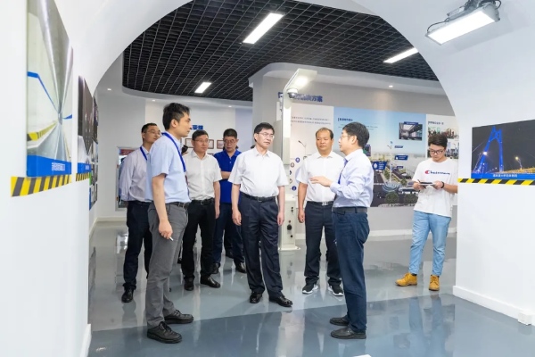 陳龍書記等一行參觀隧道照明區域