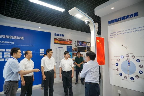 熊建平等領導一行觀摩智慧路燈