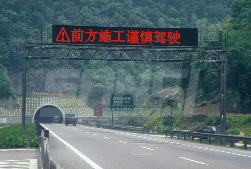 可變情報板,助力高速調(diào)度,動態(tài)更新,交通指引