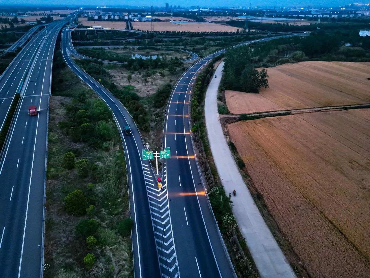 三思,智能警示系統,賦能,寧宿徐高速,LED爆閃警示裝置,低位警示燈